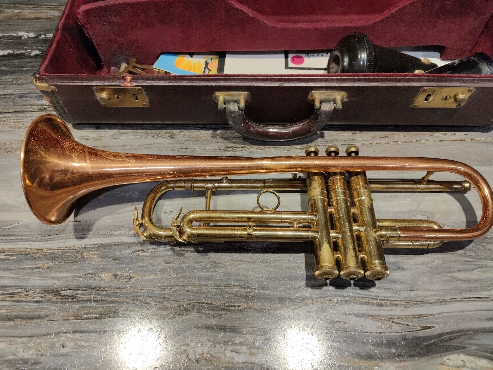 Vintage C.g. Conn Ltd Trumpet Elkhart Indiana W/case + 2 Mutes And Mouthpiece